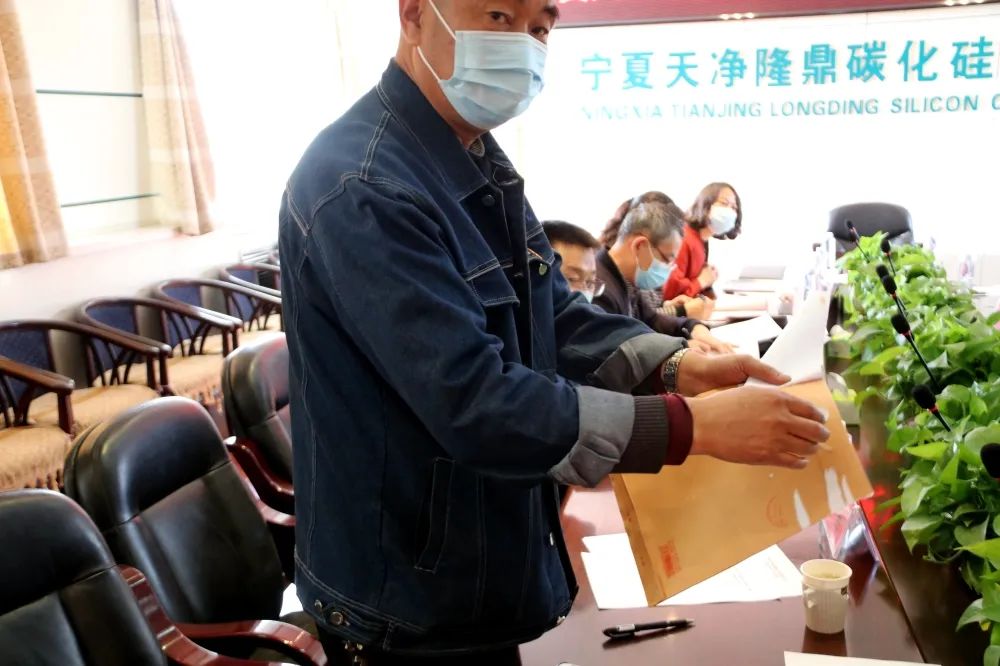 寧夏天凈隆鼎碳化硅有限公司|西北碳化硅|綠碳化硅|黑碳化硅|碳化硅微粉|碳化硅顆粒|煉鋼用碳化硅 寧夏天凈隆鼎碳化硅有限公司|西北碳化硅|綠碳化硅|黑碳化硅|碳化硅微粉|碳化硅顆粒|煉鋼用碳化硅