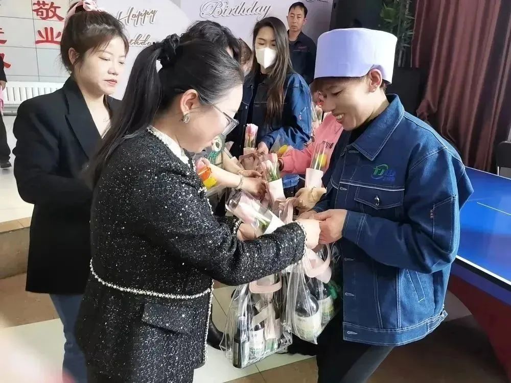 寧夏天凈隆鼎碳化硅有限公司|西北碳化硅|綠碳化硅|黑碳化硅|碳化硅微粉|碳化硅顆粒|煉鋼用碳化硅 寧夏天凈隆鼎碳化硅有限公司|西北碳化硅|綠碳化硅|黑碳化硅|碳化硅微粉|碳化硅顆粒|煉鋼用碳化硅